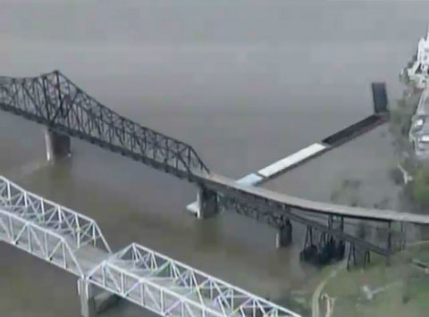 Barge Stuck At Mississippi River Bridge - G&E